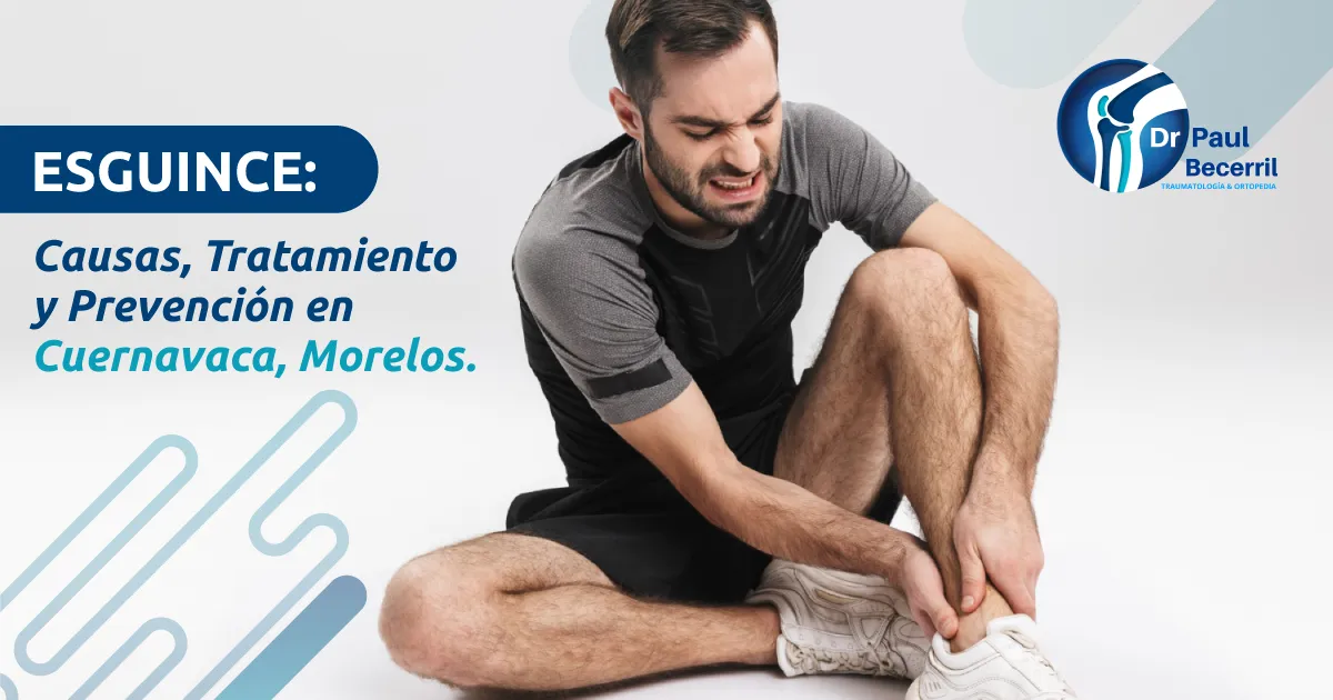 Tobillo con esguince siendo revisado por un especialista