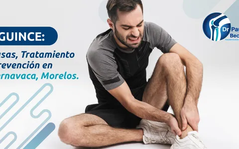 Tobillo con esguince siendo revisado por un especialista