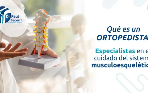 Ortopedista revisando una radiografía con un paciente