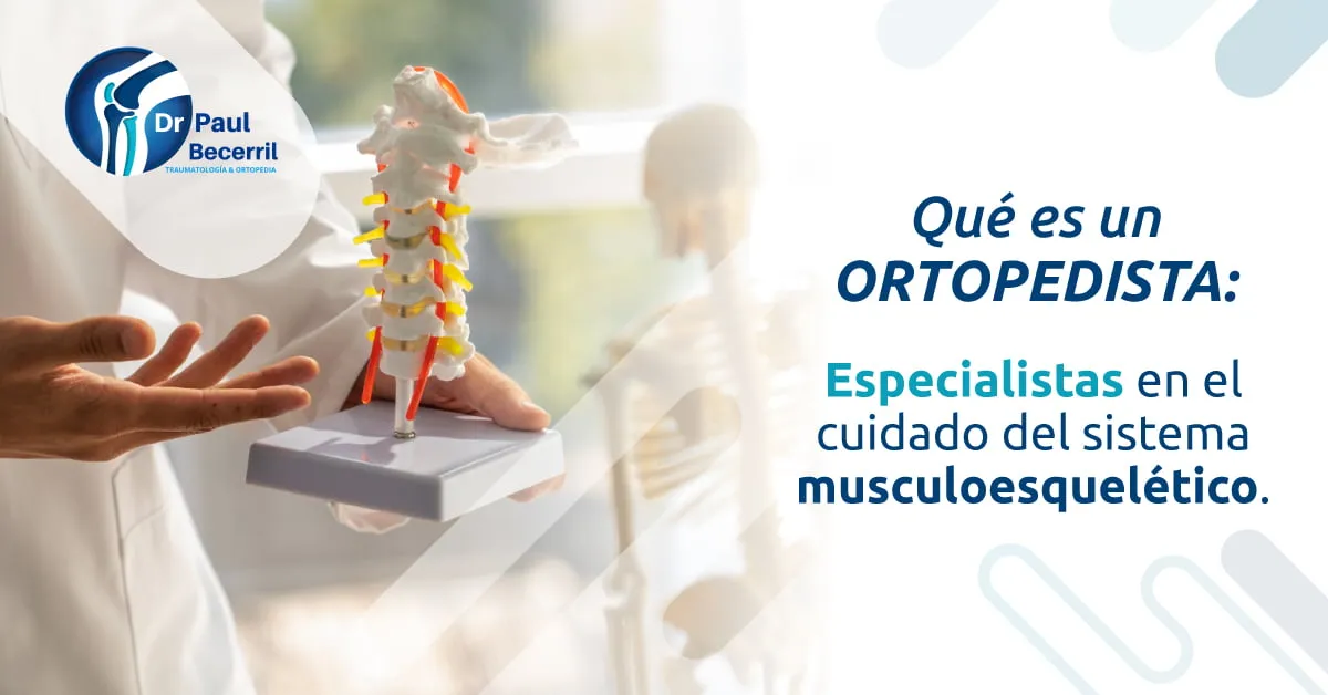 Ortopedista revisando una radiografía con un paciente
